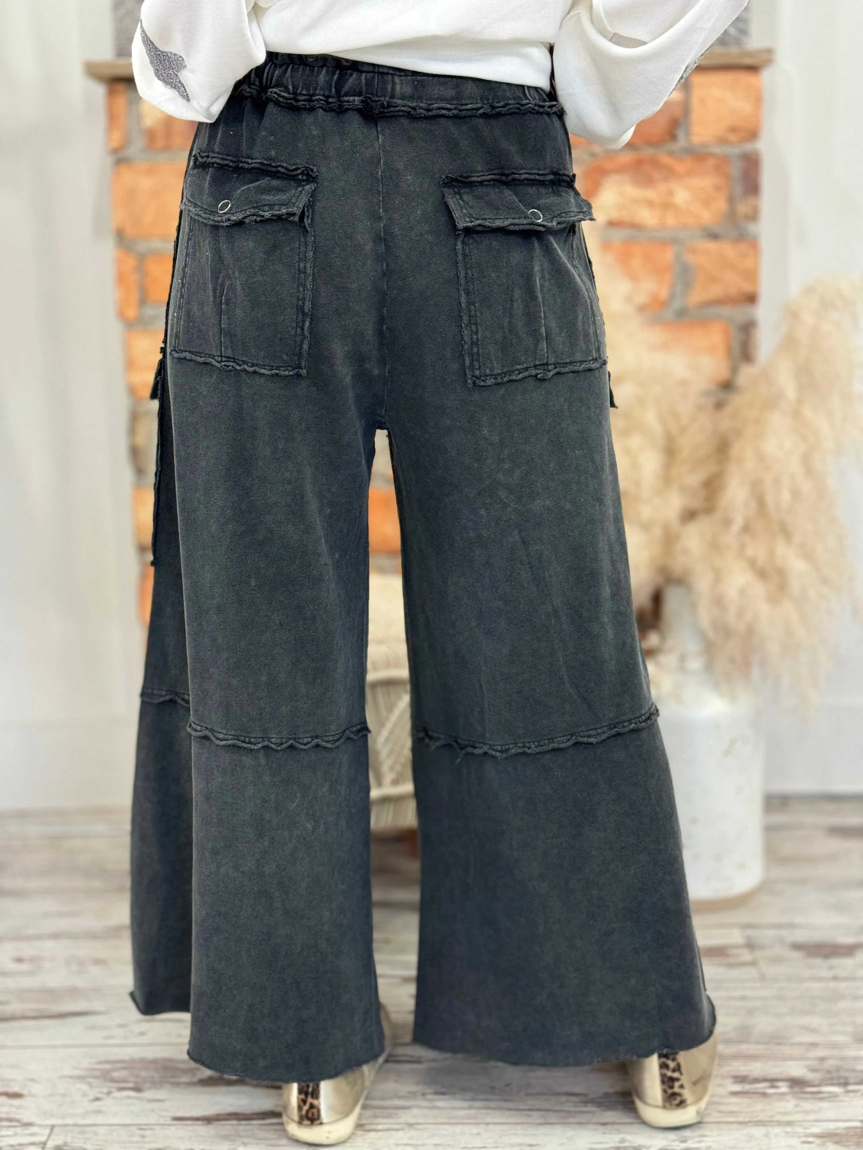 Reverse Stitch Cargo Wide Leg Pants in Black