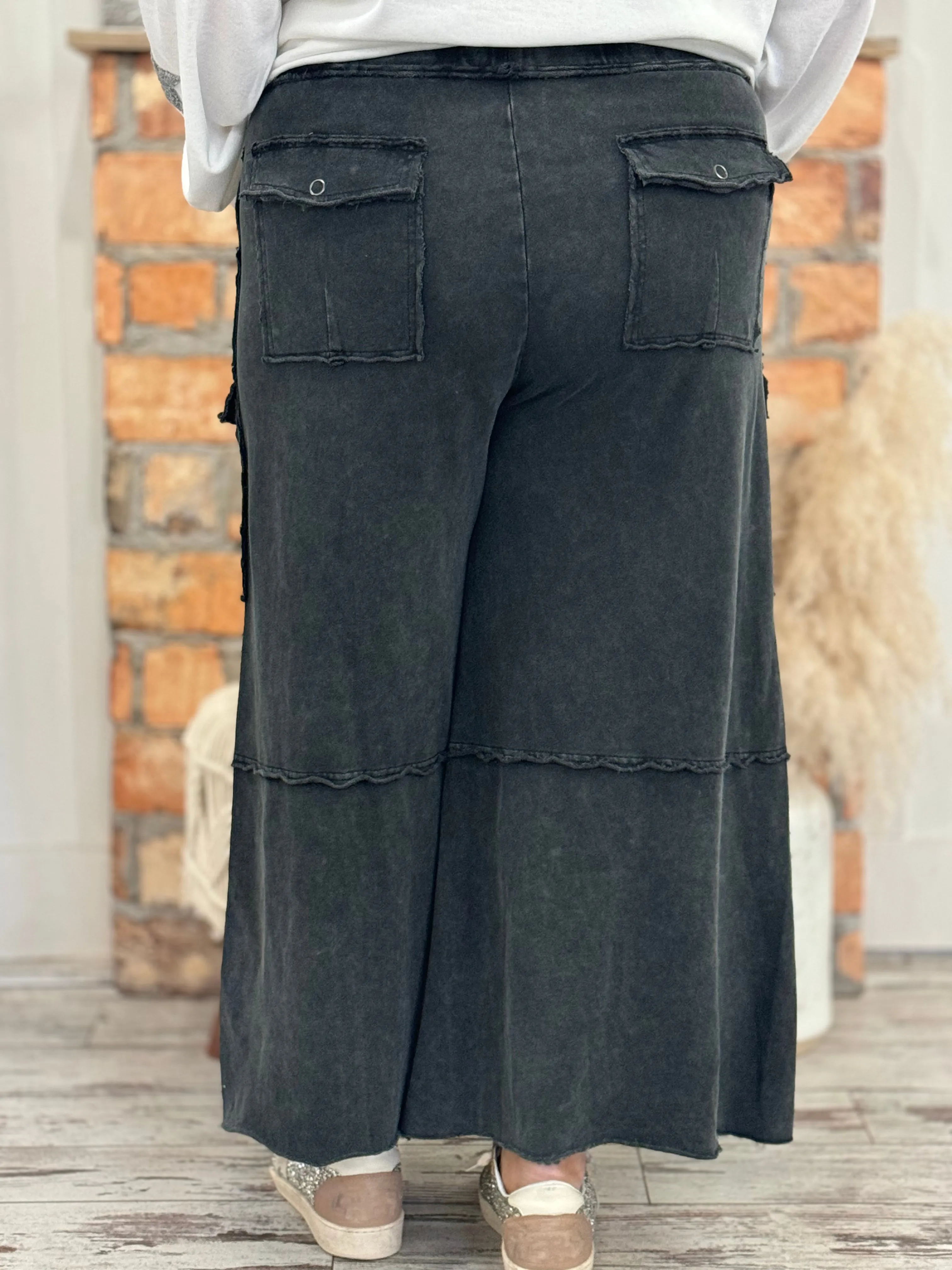 Reverse Stitch Cargo Wide Leg Pants in Black