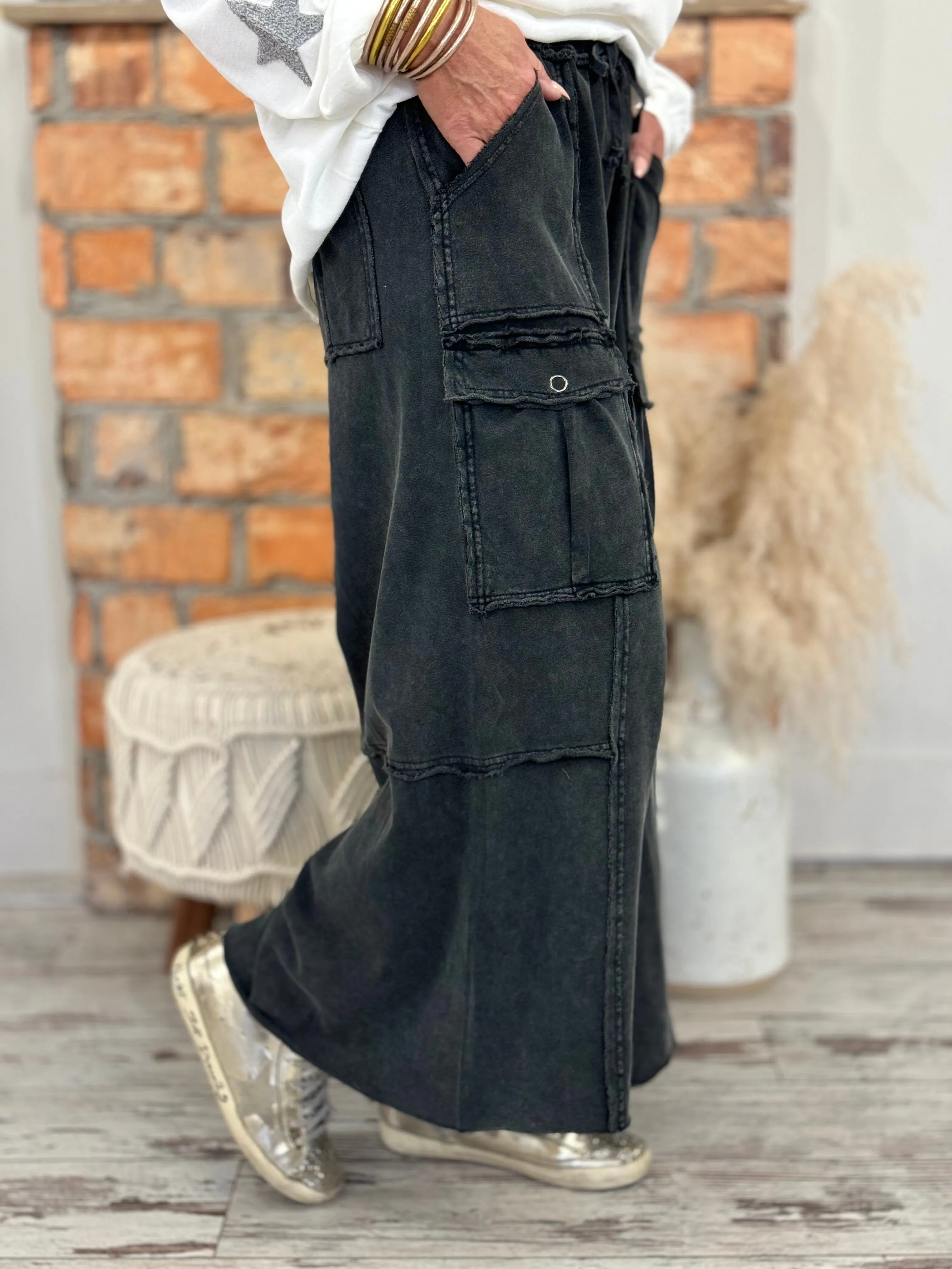 Reverse Stitch Cargo Wide Leg Pants in Black