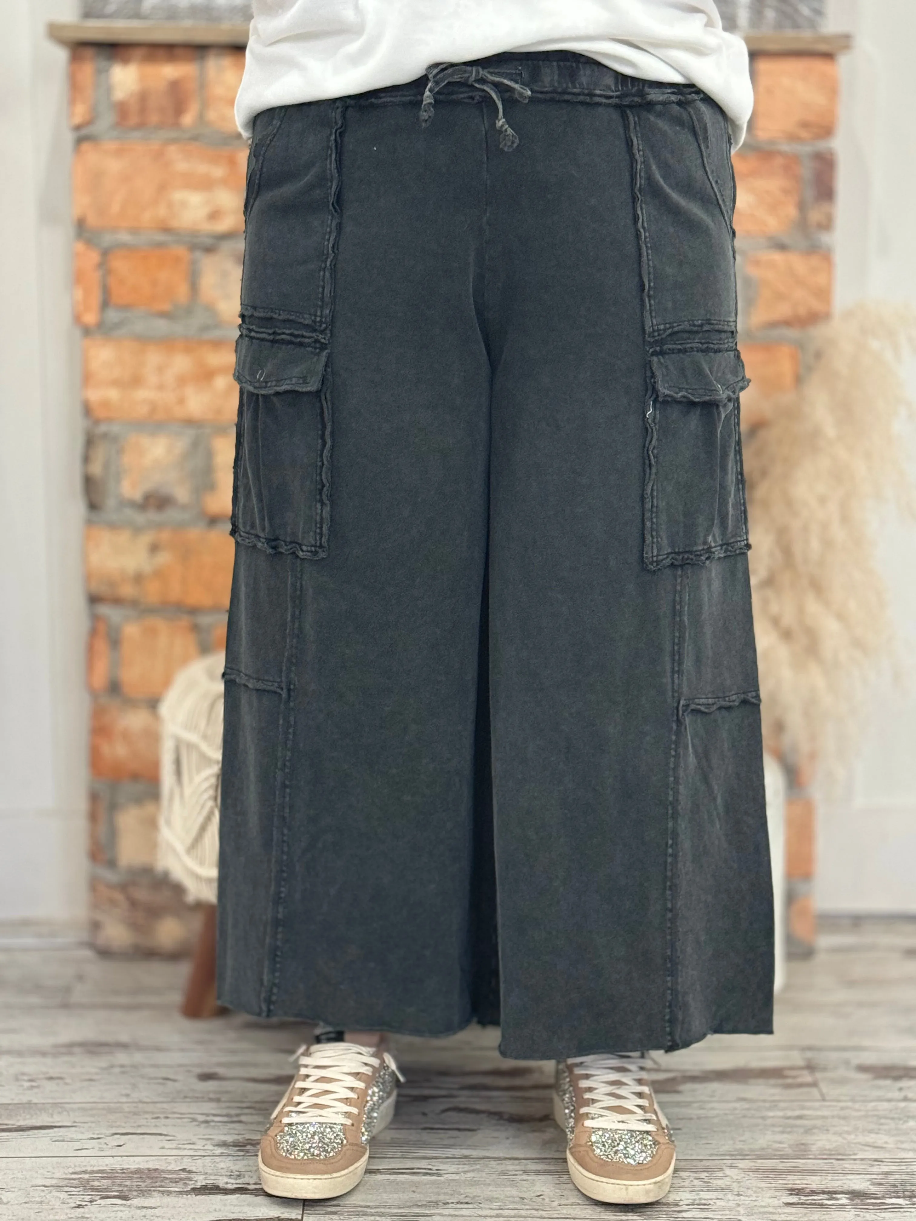 Reverse Stitch Cargo Wide Leg Pants in Black