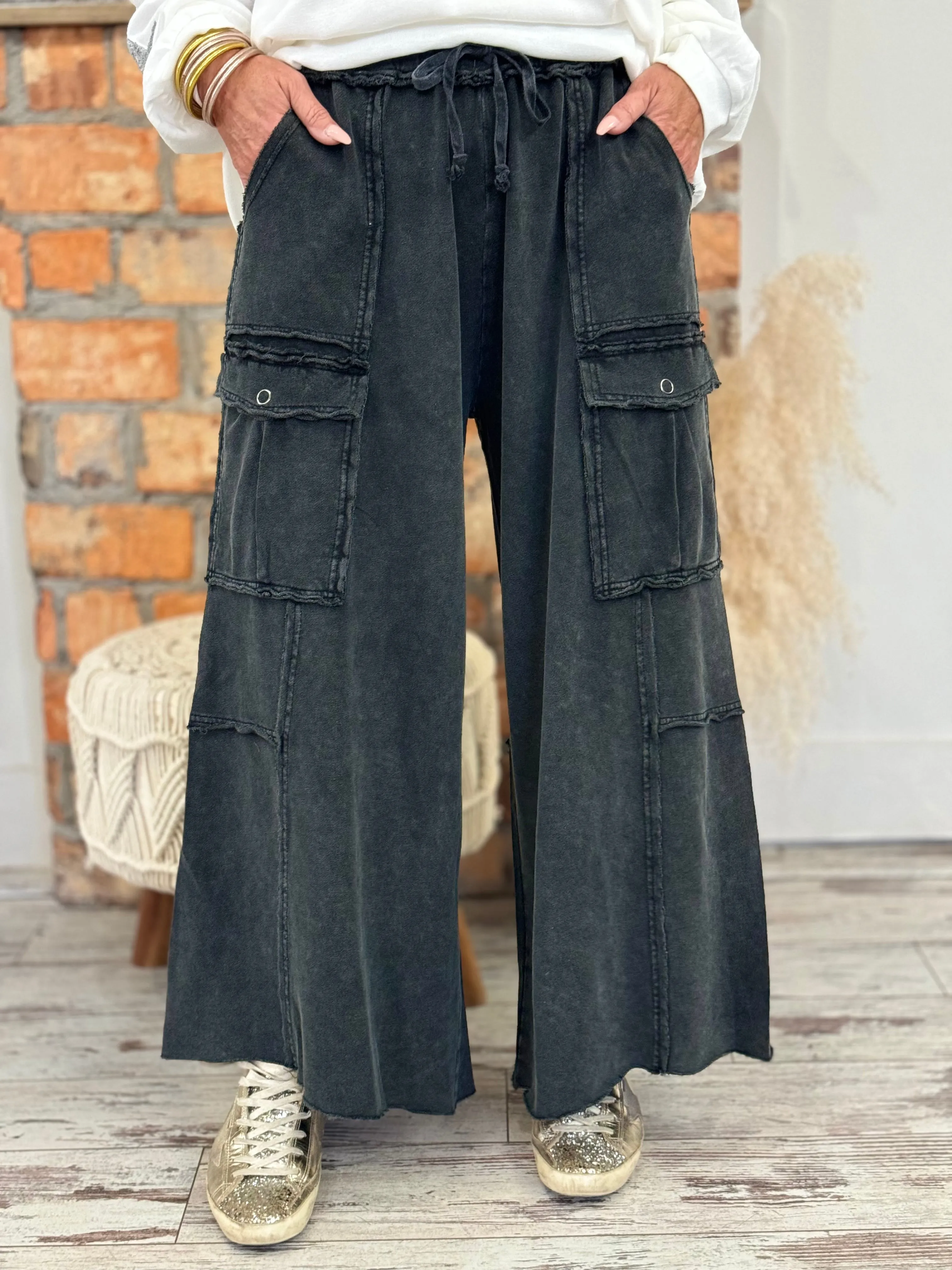 Reverse Stitch Cargo Wide Leg Pants in Black